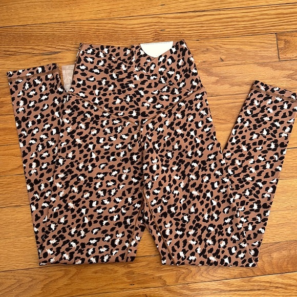 NWT Aerie Offline Neutral Leopard Crossover Leggings Sz S - Picture 7 of 11